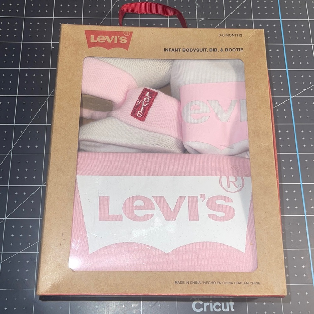 Levi’s Infant Bodysuit, Bib, & Bootie sz 0-6 months